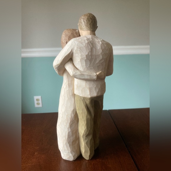 Family Figurine in Cream and TanWilliw Tree “Our Gift” Figurine - Picture 3 of 6